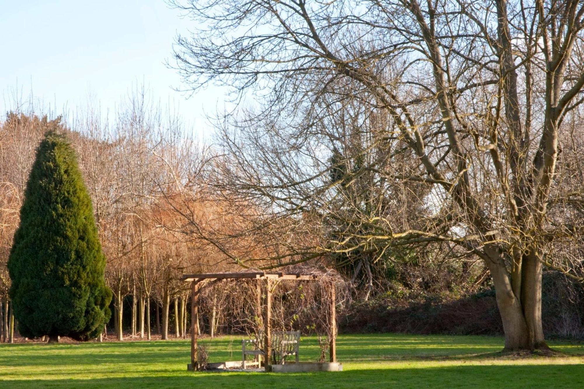 Holiday Inn London-Shepperton By Ihg Exterior photo